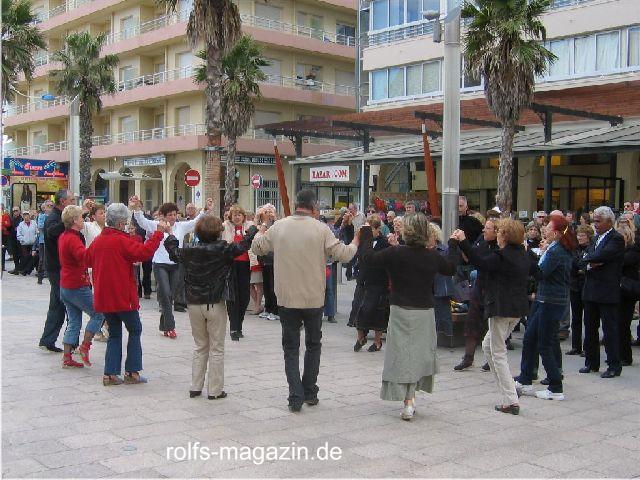 Sardane - gemeinsamer Tanz auf den 'Ramblas' in Canet-en-Roussillon